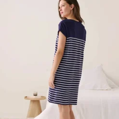 Chemise de nuit rayée et étoiles, fils teints