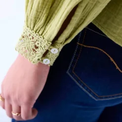 Chemisier boutonné macramé, gaze de coton