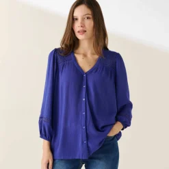 Chemisier col V boutonné, crépon fluide macramé