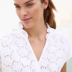 Chemisier manches courtes col volanté, broderie anglaise