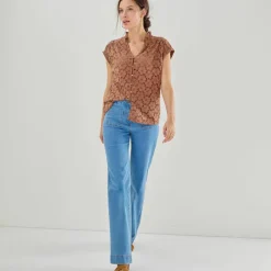 Chemisier manches courtes col volanté, broderie anglaise