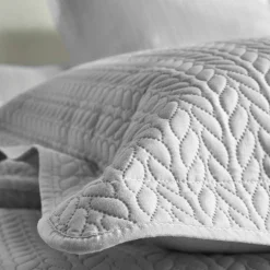 Couvre-lit matelassé microfibre motif géométrique