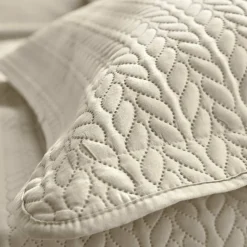 Couvre-lit matelassé microfibre motif géométrique
