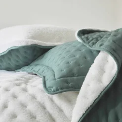 Couvre-lit réversible microfibre matelassée/sherpa