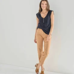 Débardeur col V, détail dos broderie anglaise