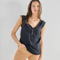 Débardeur col V, détail dos broderie anglaise