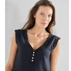Débardeur col V, détail dos broderie anglaise
