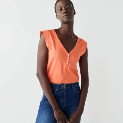 Débardeur col V, détail dos broderie anglaise