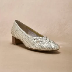 Escarpins à petit talon en cuir tressé doré