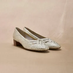 Escarpins à petit talon en cuir tressé doré