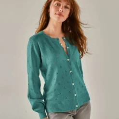 Gilet boutonné finition écailles, maille pointelle toucher doux