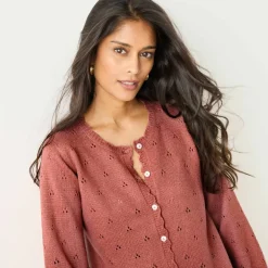 Gilet boutonné finition écailles, maille pointelle toucher doux