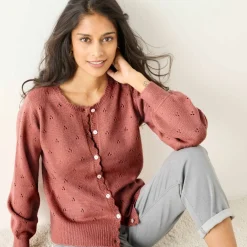 Gilet boutonné finition écailles, maille pointelle toucher doux