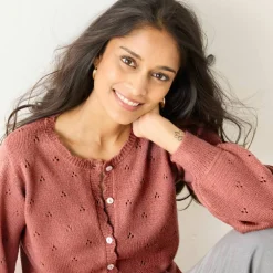 Gilet boutonné finition écailles, maille pointelle toucher doux