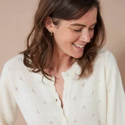 Gilet boutonné finition écailles, maille pointelle toucher doux