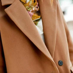 Manteau mi-long à col tailleur, boutonnage croisé