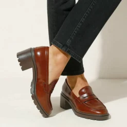 Mocassins à talon en cuir, semelle crantée.