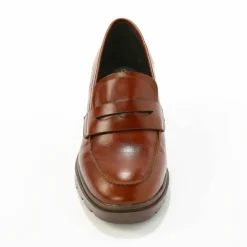 Mocassins à talon en cuir, semelle crantée.