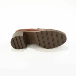 Mocassins à talon en cuir, semelle crantée.
