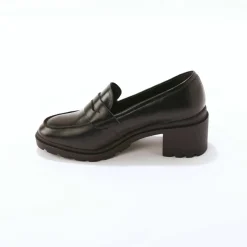 Mocassins à talon en cuir, semelle crantée.