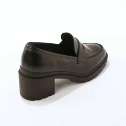 Mocassins à talon en cuir, semelle crantée.