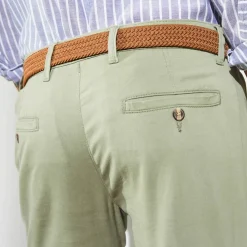 Pantalon chino ceinture arrondie sous le ventre