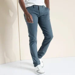 Pantalon chino ceinture arrondie sous le ventre