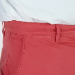 Pantalon chino ceinture arrondie sous le ventre