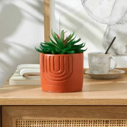 Plante verte artificielle et pot en ciment