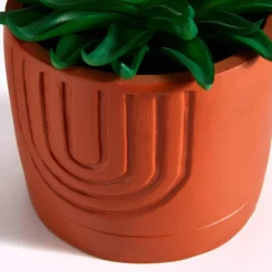 Plante verte artificielle et pot en ciment