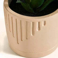 Plante verte artificielle et pot en ciment