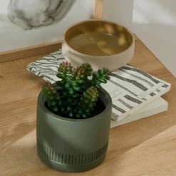 Plante verte artificielle et pot en ciment