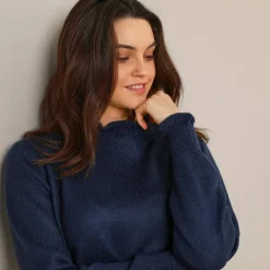 Pull col montant, finition frisotti