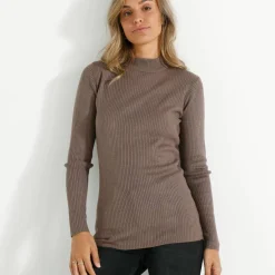 Pull col montant long, maille côtelée