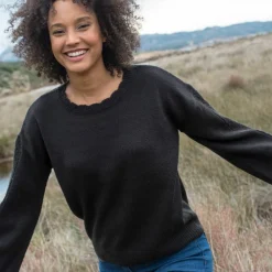 Pull col rond finitions écailles