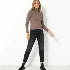 Pull col roulé, maille côtelée