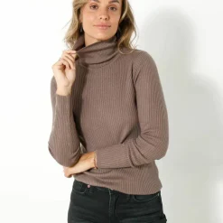 Pull col roulé, maille côtelée