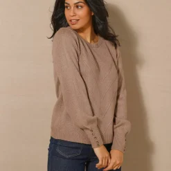 Pull maille fantaisie et détail boutons poignets, toucher doux