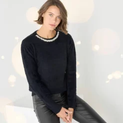 Pull maille poilue décolleté strass