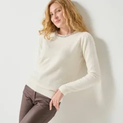 Pull maille poilue décolleté strass