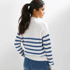 Pull rayé, col broderie anglaise