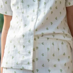 Pyjama court gaze de coton imprimé fleuri col tailleur