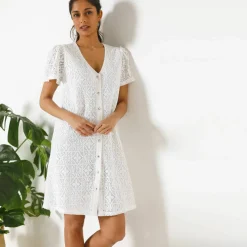 Robe courte boutonnée en dentelle, manches courtes