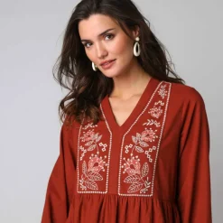 Robe courte brodée unie en coton