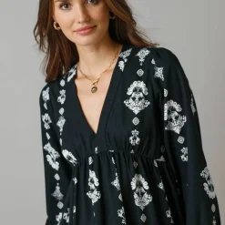 Robe courte col V, crêpe imprimé