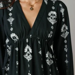 Robe courte col V, crêpe imprimé