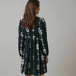 Robe courte col V, crêpe imprimé