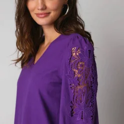 Robe courte col V, manches bouffantes à broderies ajourées