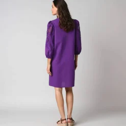 Robe courte col V, manches bouffantes à broderies ajourées