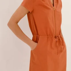 Robe courte col zippé